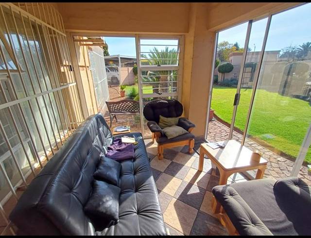 3 BEDROOM TOWNHOUSE FOR SALE IN ARCON PARK